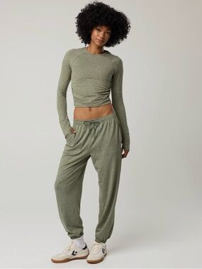 NWOT OFFLINE By Aerie Weekend Away Long Sleeve T-Shirt and Jogger Set